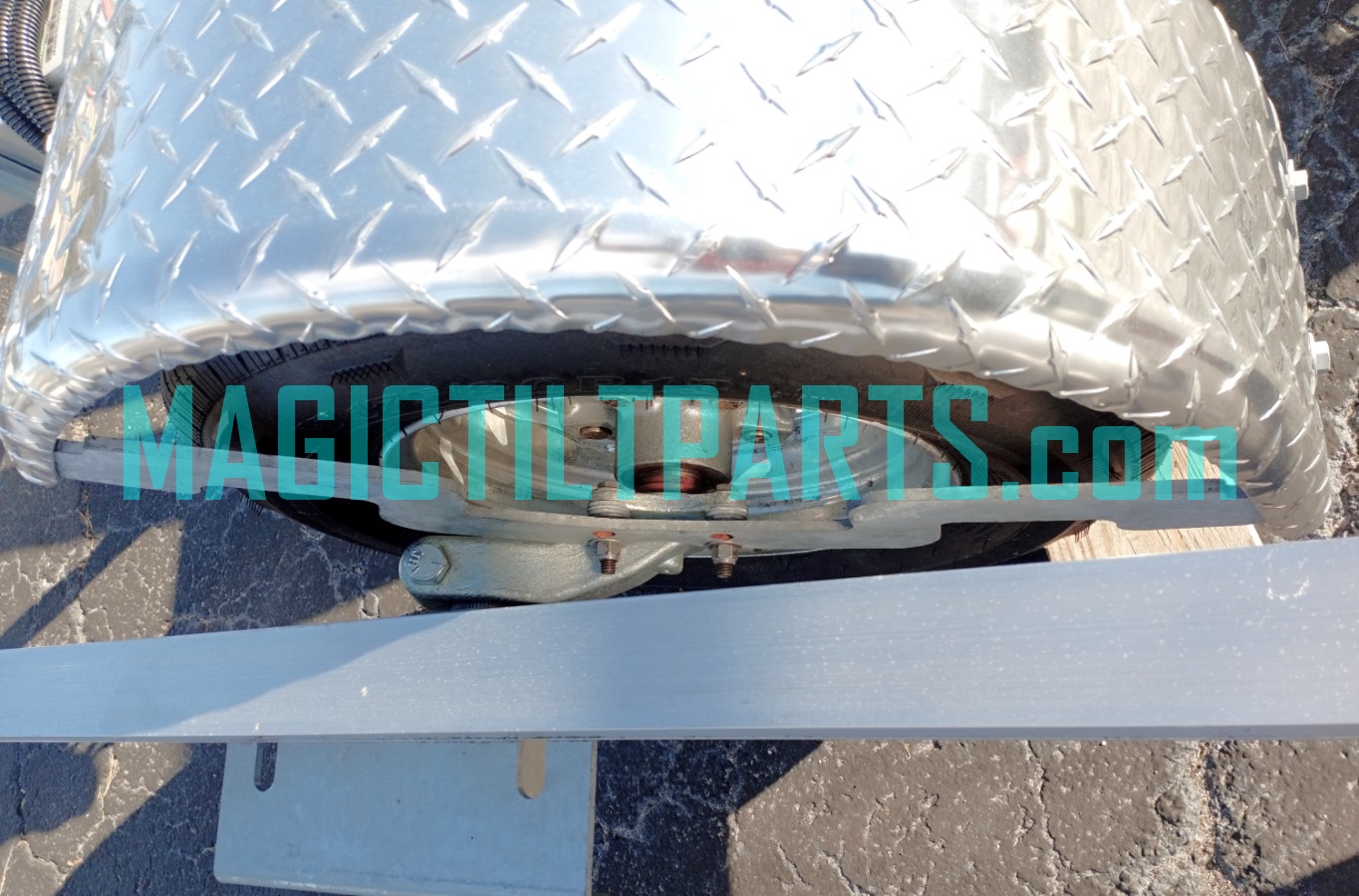(image for) 100-07134-GL ~ FENDER BRACKET TORSION AXLES ALUMINUM FENDER (KARAVAN)
